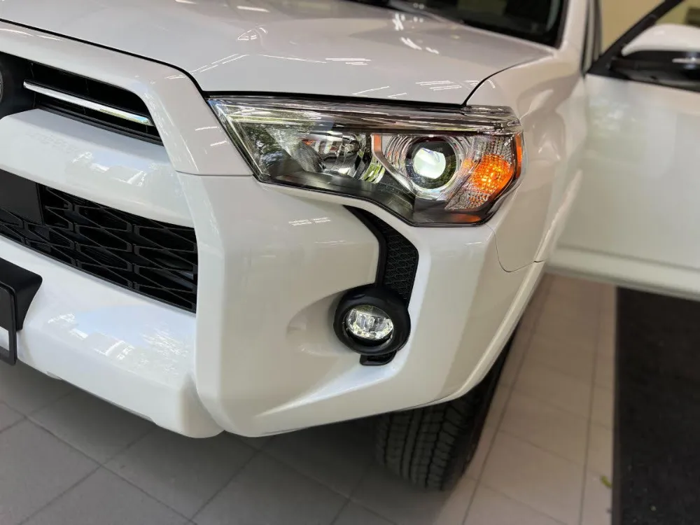 2022 Toyota 4Runner SR5 Super White 5